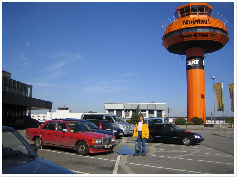 krachorangefarbener Tower mit Schriftzug MAYDAY