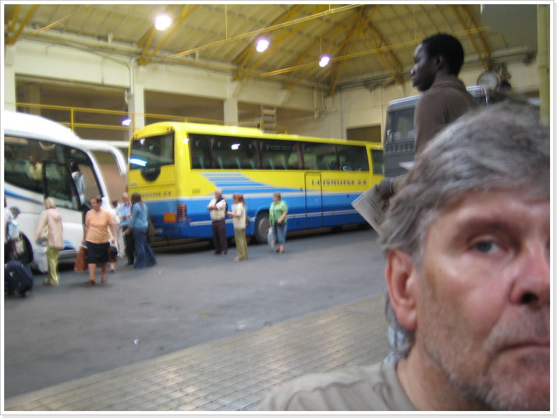 In der Busbahnhofshalle
