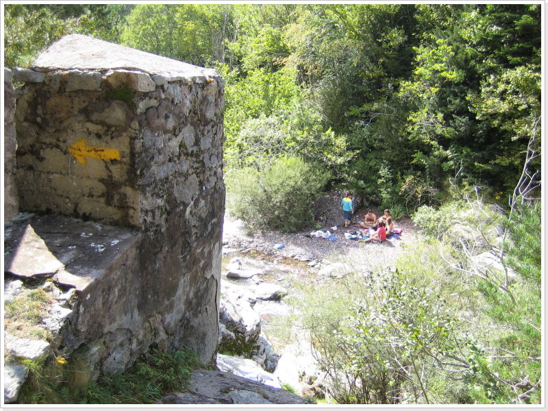 oben der Pilgerpfad, unten eine Badestelle im Fluss