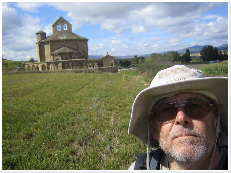 Pilger Ulli vor der Ermita de Santa Maria de Eunate