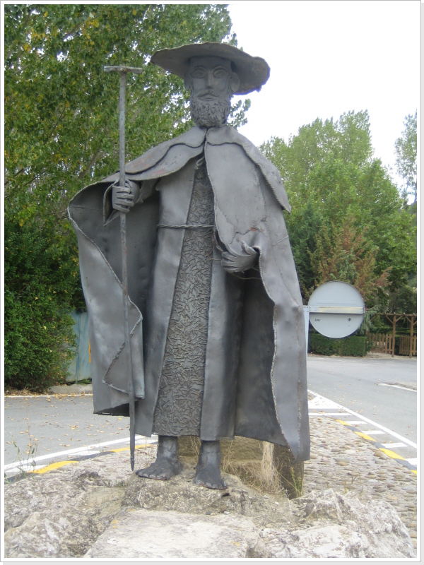 Pilgerdenkmal am Ortseingang von Puente la Reina