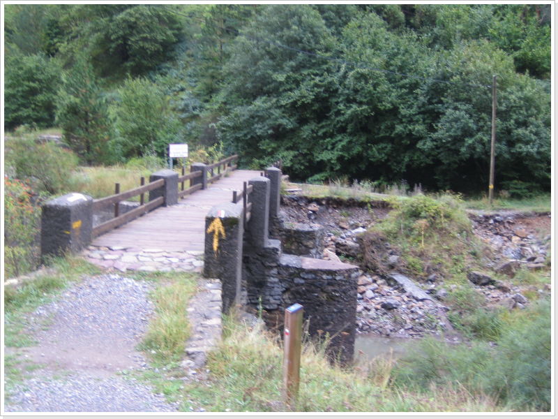 Brücke hinter dem Staudamm